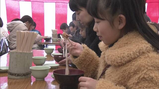 北九州市 健康を祈って大きい鏡餅でお汁粉を作る