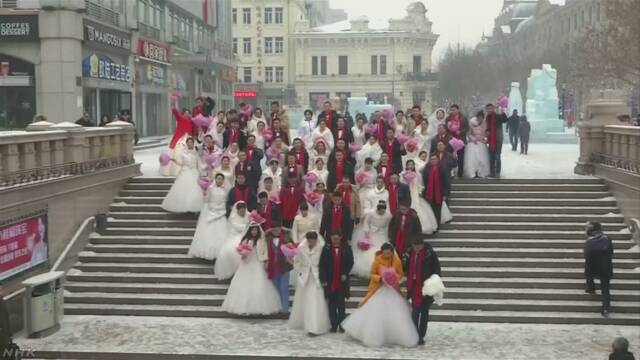 中国 -5℃の寒さの中で34のカップルが結婚式を行う