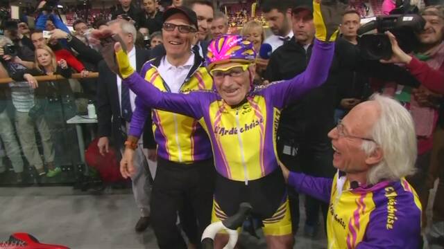 フランスの男性が106歳で自転車の競技をやめる