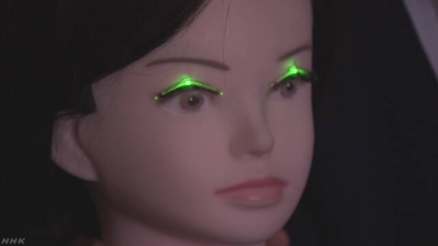 LEDのライトを使って「光るつけまつげ」を作る