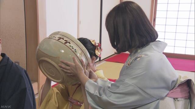 奈良市の西大寺 重さ6kgの茶わんでお茶を飲む行事