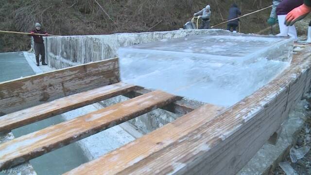 埼玉県長瀞町 自然の寒さで凍った氷ができる