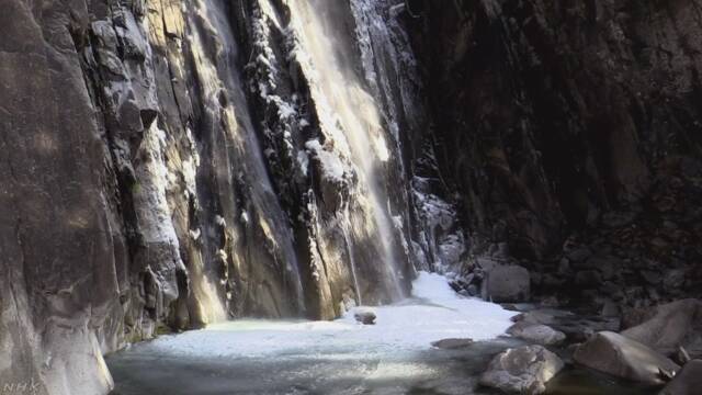 和歌山県 世界遺産の「那智の滝」の下の水が凍る