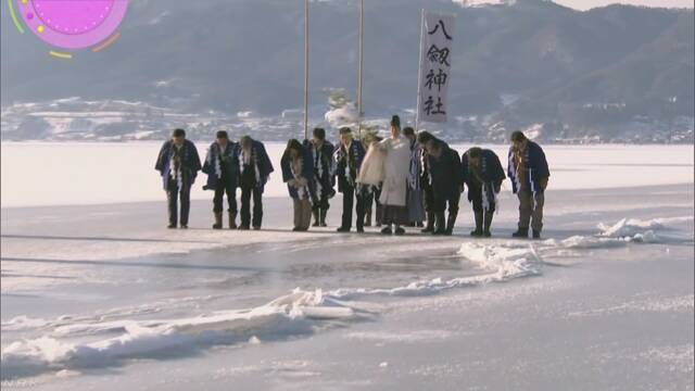 長野県の諏訪湖 凍った湖に「御神渡り」ができる