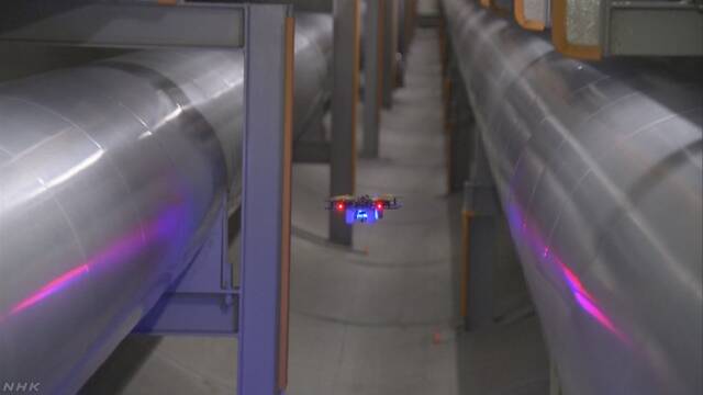 小さいドローンでビルの地下にある管をチェックする