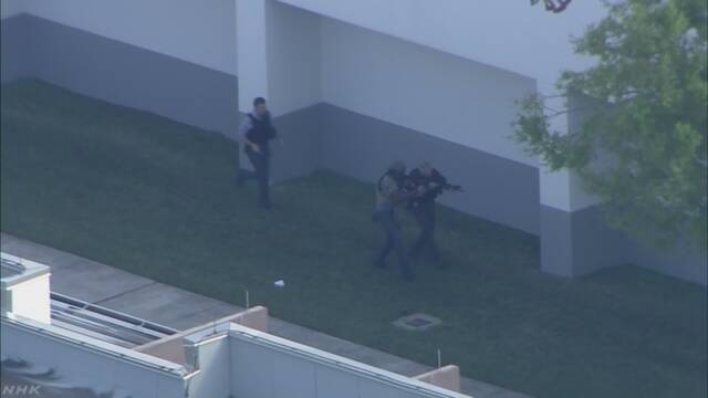 アメリカ 高校で生徒などが銃で撃たれて17人が亡くなる