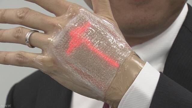 手に貼ることができる薄いディスプレー