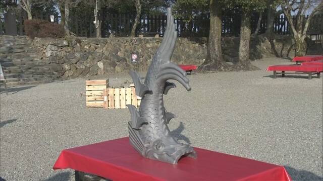愛知県の犬山城に新しい「しゃちほこ」を飾る