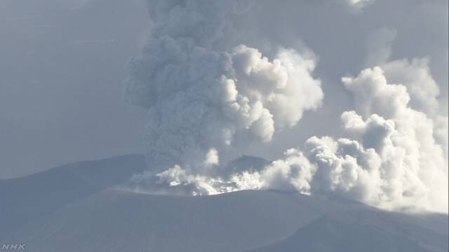 鹿児島県と宮崎県の間にある新燃岳 噴火が続く
