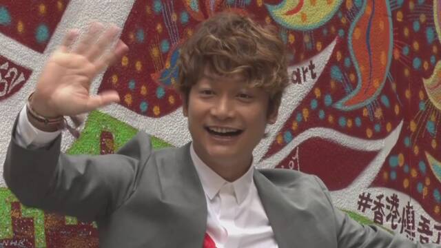 香港 香取慎吾さんが壁にかいた絵を見せる
