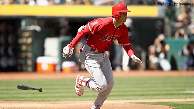 大谷選手がアメリカの大リーグの初めての試合でヒットを打つ