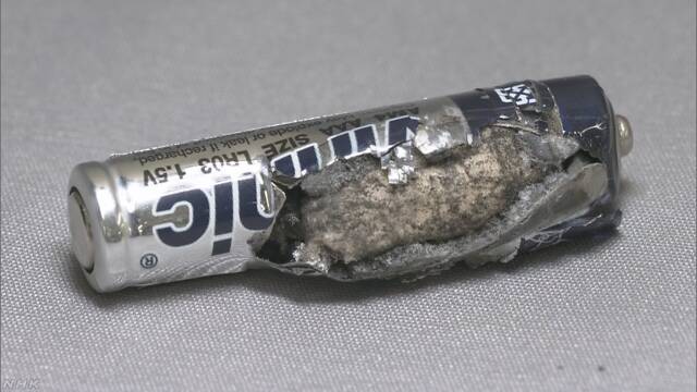 小学校で渡した「防犯ブザー」の電池が破裂する事故が続く