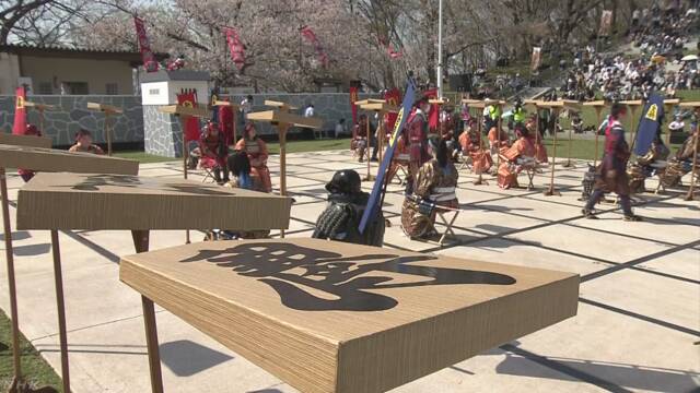 山形県で武士の格好の人が駒になる「人間将棋」のイベント