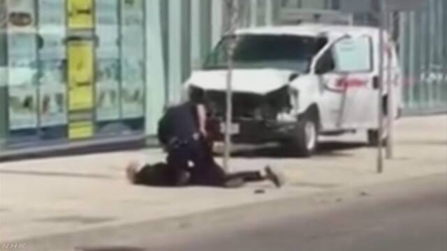 カナダ 車が歩いている人をはねて10人が亡くなる