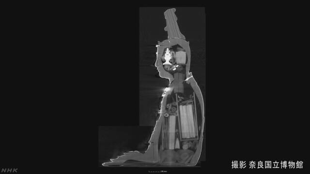 奈良市のお寺の仏像にたくさんの巻物などが入っていた