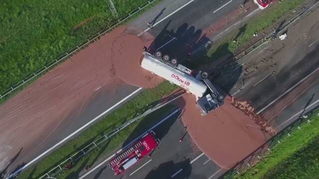 事故で12tのチョコレートが高速道路に流れる