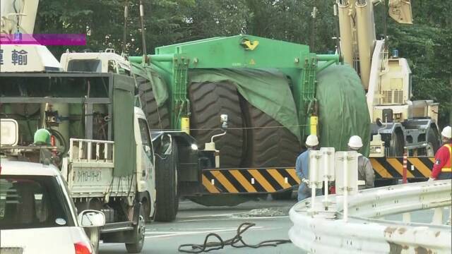 道路に大きなタイヤが落ちて8時間通ることができなくなる