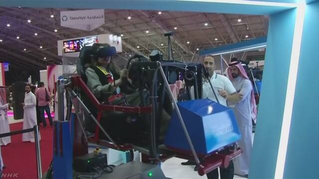 サウジアラビアで女性に車を紹介するイベント