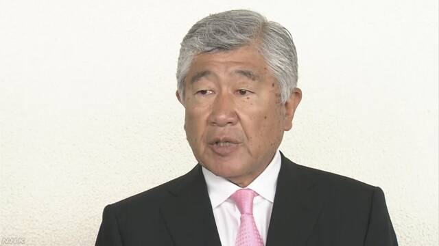 危険なタックルの問題 日本大学の監督が「辞める」
