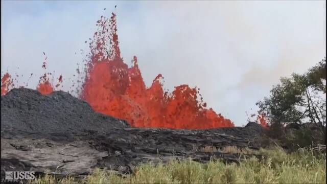 ハワイ島で火山の噴火が続く 溶岩で男性がけがをする