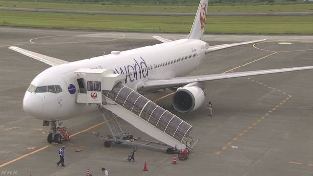 日本航空の飛行機 飛んでいるときにエンジンの部品が落ちる