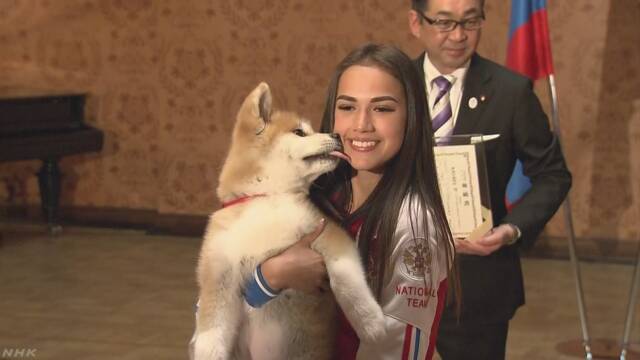 ザギトワ選手がもらった秋田犬をインスタグラムで見せる
