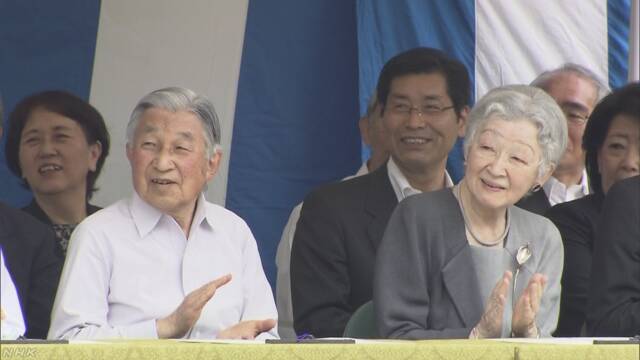馬に乗って戦う「打毬」を天皇陛下に見せる
