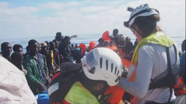 地中海で移民が乗った船が沈んで50人以上が亡くなる