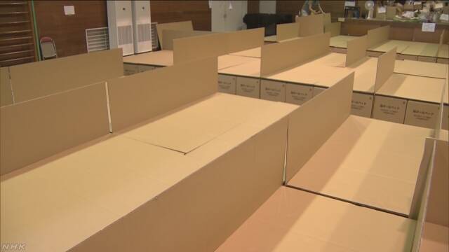 避難所にいる人のために段ボールのベッドを届ける