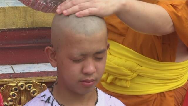 タイ 洞窟から助けてもらった男の子が出家して寺に入る