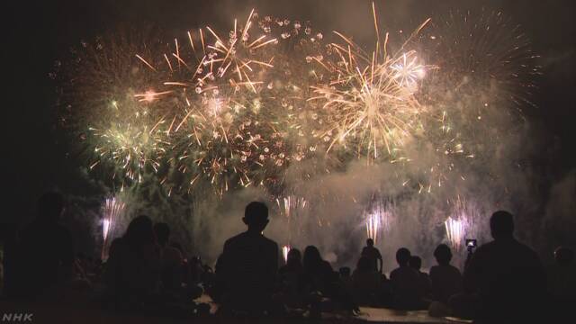 長岡市で花火大会 戦争や地震で亡くなった人のために祈る