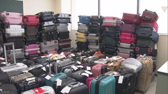 空港に外国人が置いていったスーツケースが増えている