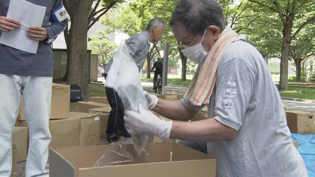 雨で水にぬれた古い資料が腐らないように冷凍庫に入れる