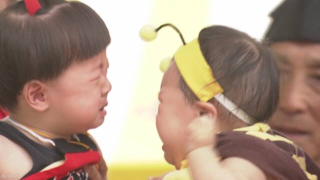 赤ちゃんが元気に大きくなるように神社で「泣き相撲」