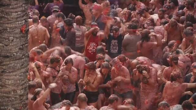 スペイン トマトを投げるお祭りに2万人以上が集まる