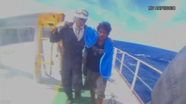 インドネシアの男の子が「いかだ」で海を49日流される