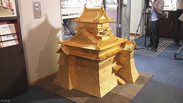 30年以上前に作った金色の犬山城の模型をみんなに見せる
