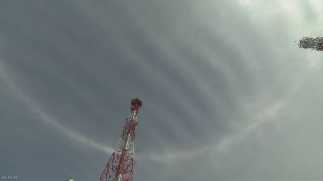 北海道帯広市 太陽の近くの空に白い光の線が見える