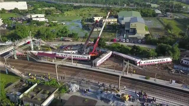 台湾で特急電車が脱線して18人が亡くなる