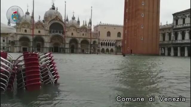 イタリアのベネチア 嵐で町の75%に水が入る