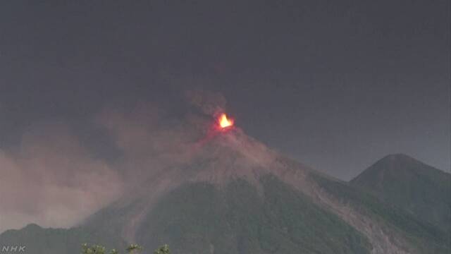 グアテマラで火山が噴火 4000人に逃げるように言う