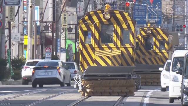 北海道 函館市で雪を掃く「ササラ電車」の準備が始まる
