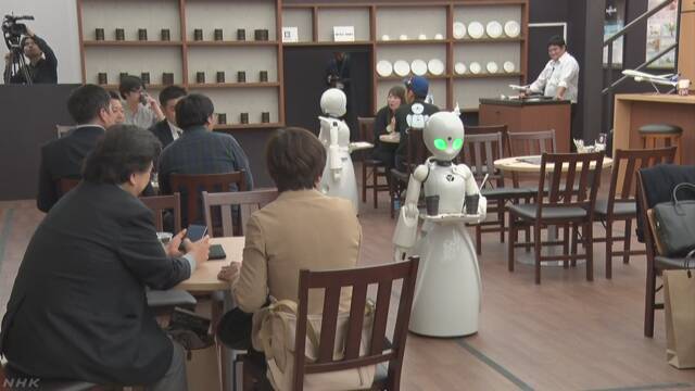 体に障害がある人が家でロボットを動かすカフェ