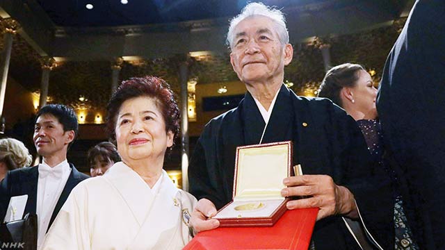本庶佑さんがノーベル賞の式でメダルをもらう