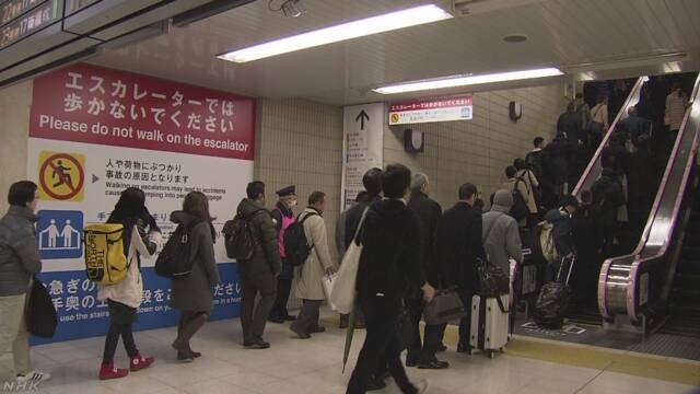 「エスカレーターでは歩かないでください」