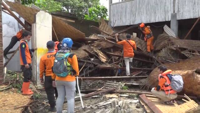 インドネシア 津波で373人が亡くなる