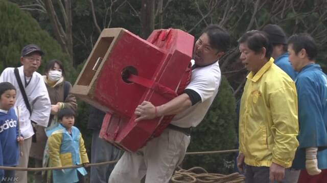 徳島県 お正月に飾る大きな餅を持って歩く競争