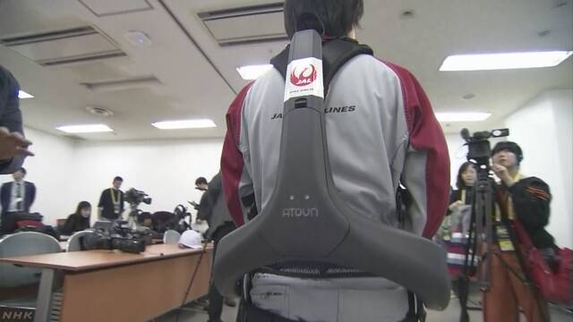 客の荷物を飛行機に入れる仕事にパワーアシストスーツを使う