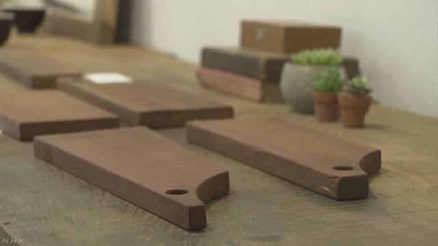 北海道 地震で壊れた建物にあった木で家具を作って売る