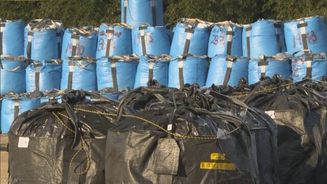 福島県 原発の事故で汚れた土が今も家の近くに置いたまま